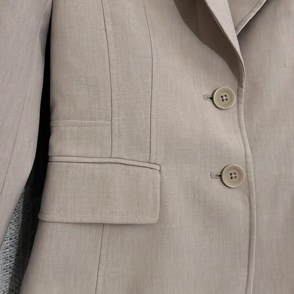 Cute Women’s Beige Blazer - Picture 2 of 8